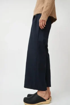 Contour Clog on Flat Base in Black^No.6 Store Hot
